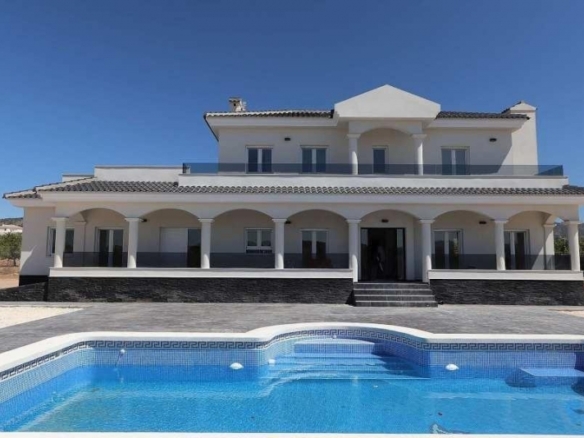 Villa obra nueva en venta con mucho terreno en Pinoso