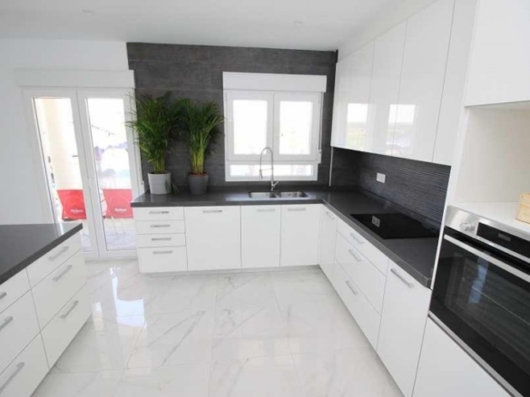 Villa obra nueva en venta con mucho terreno en Pinoso