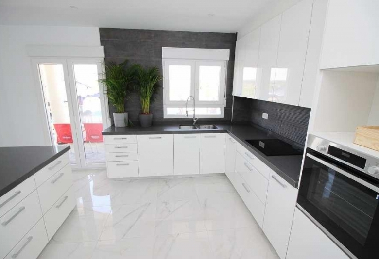 Villa obra nueva en venta con mucho terreno en Pinoso