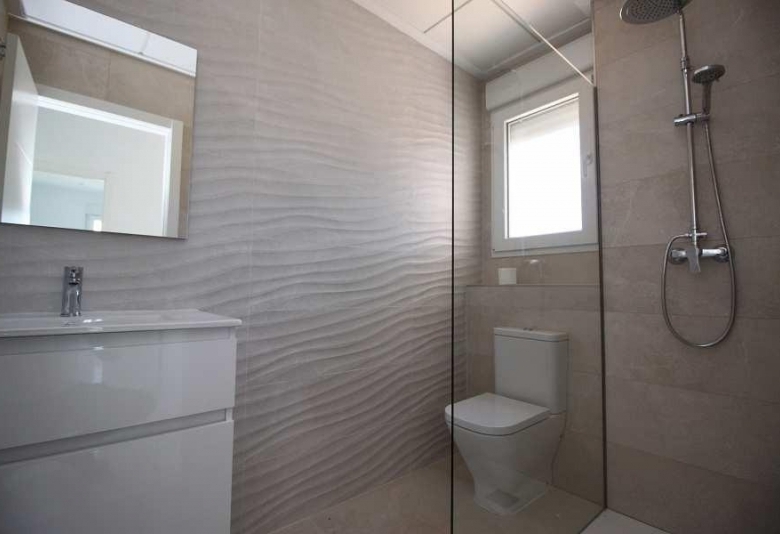 Villa obra nueva en venta con mucho terreno en Pinoso