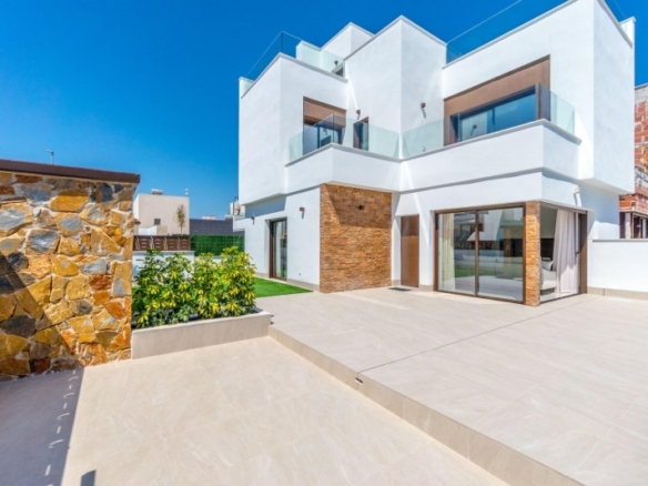 Villa adosada obra nueva en venta con piscina Benijófar
