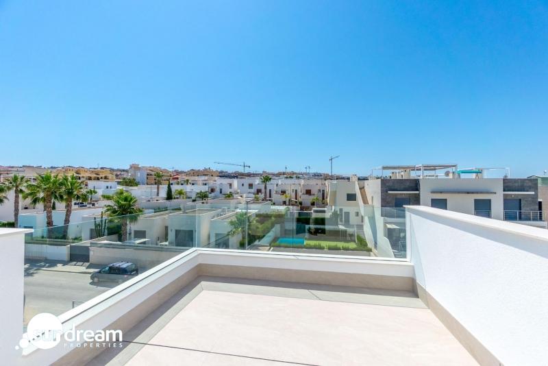 Villa adosada obra nueva en venta con piscina Benijófar