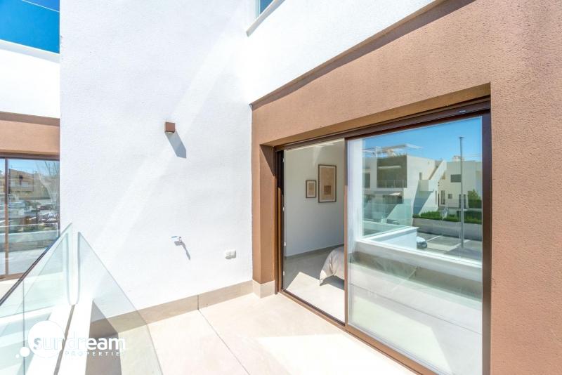 Villa adosada obra nueva en venta con piscina Benijófar