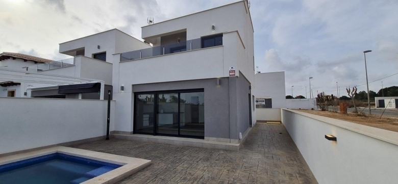 Villa Independiente con 3 dormitorios y piscina privada a la venta en Villamartin(orihuela Costa)