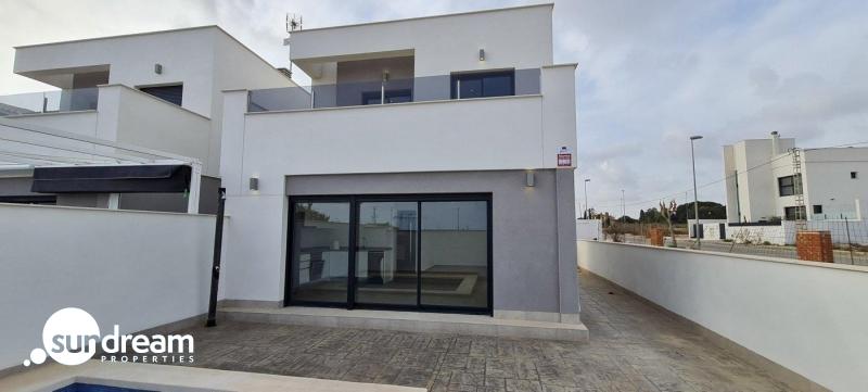 Villa Independiente con 3 dormitorios y piscina privada a la venta en Villamartin(orihuela Costa)
