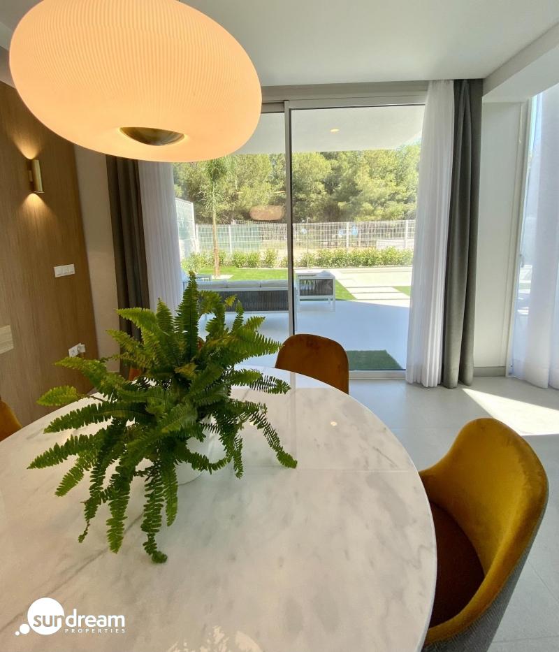 Villa moderna de 3 dormitorios con piscina privada en Finestrat