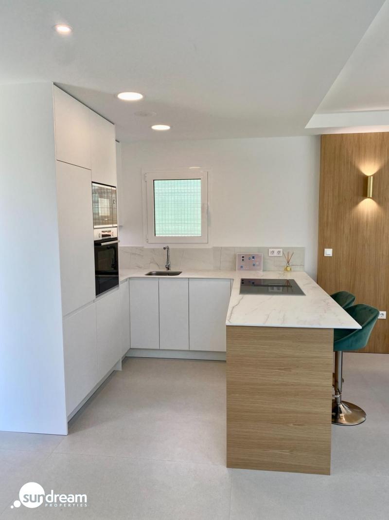 Villa moderna de 3 dormitorios con piscina privada en Finestrat