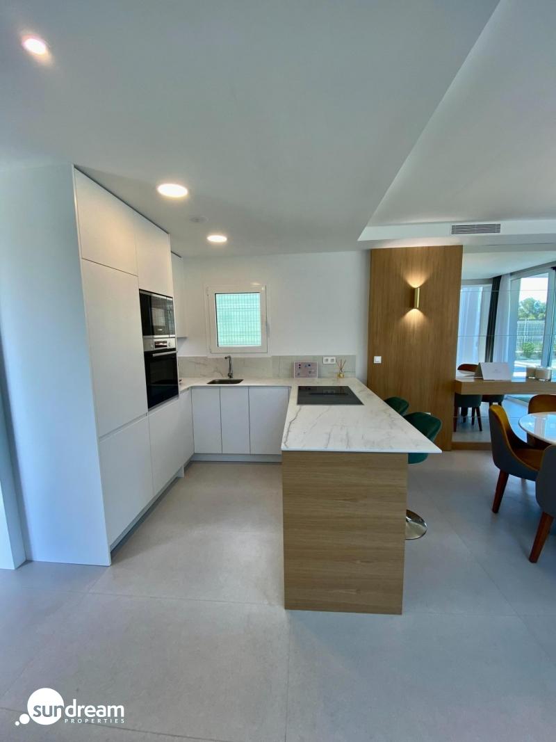 Villa moderna de 3 dormitorios con piscina privada en Finestrat