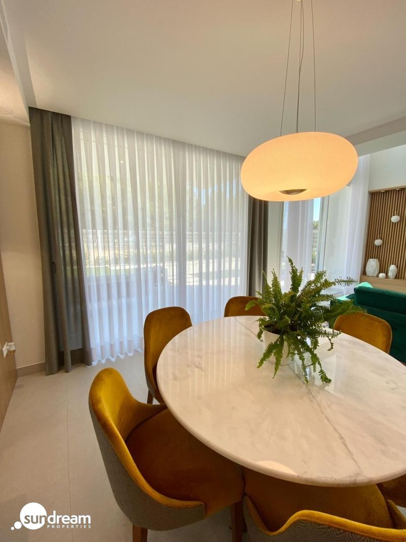 Villa moderna de 3 dormitorios con piscina privada en Finestrat