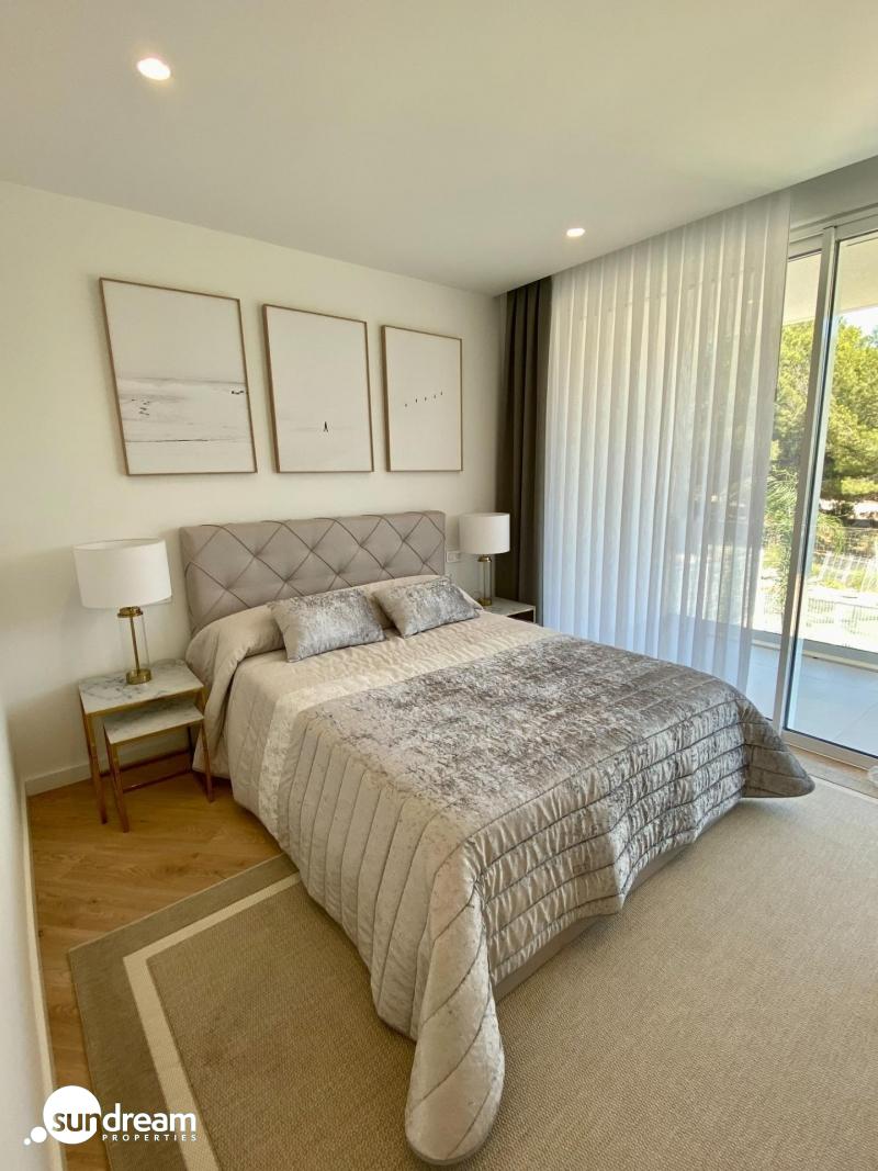 Villa moderna de 3 dormitorios con piscina privada en Finestrat