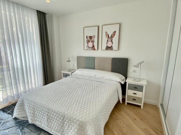 Villa moderna de 3 dormitorios con piscina privada en Finestrat
