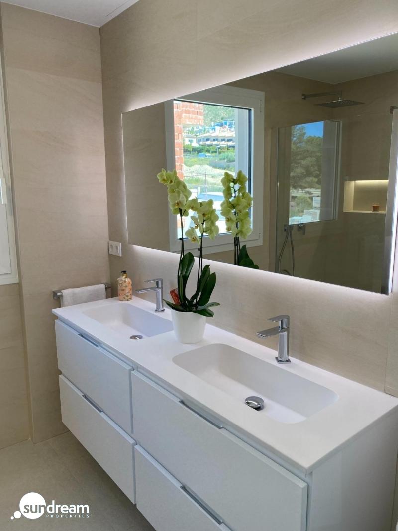 Villa moderna de 3 dormitorios con piscina privada en Finestrat