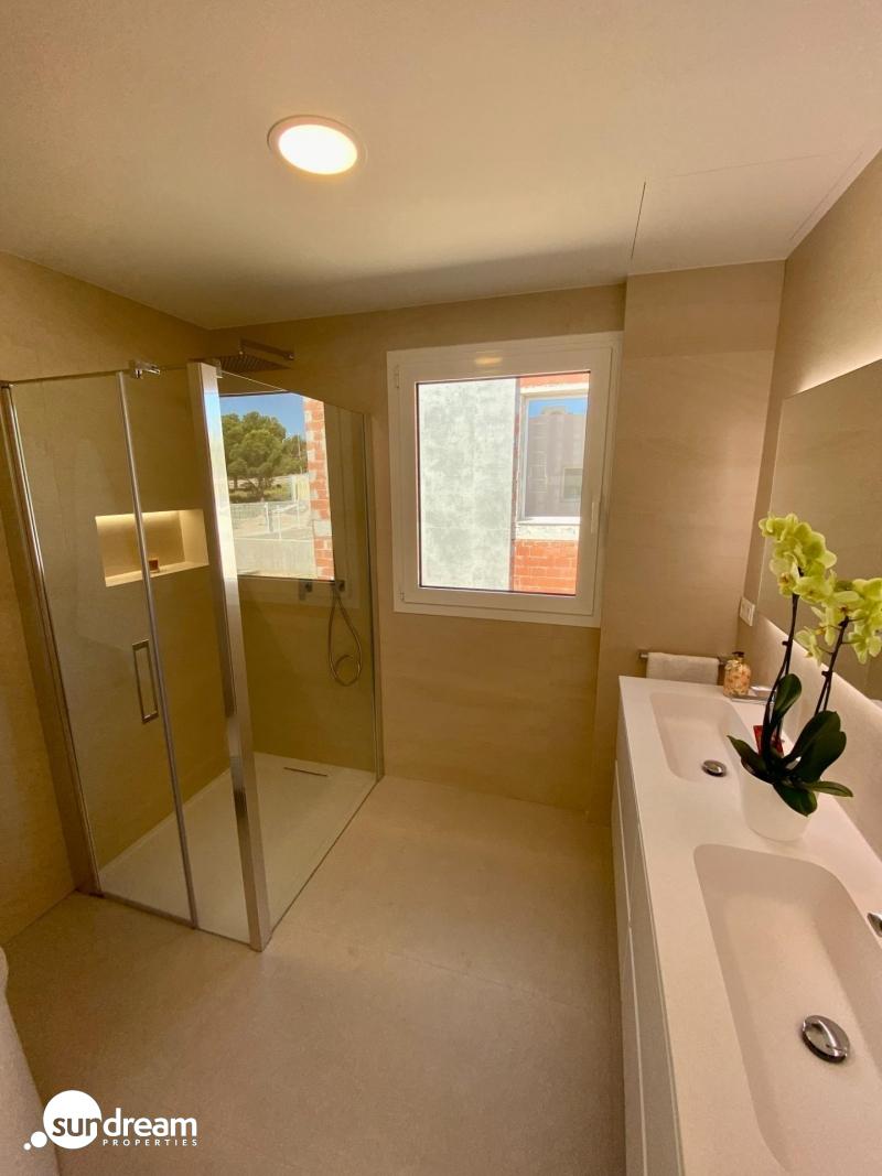 Villa moderna de 3 dormitorios con piscina privada en Finestrat