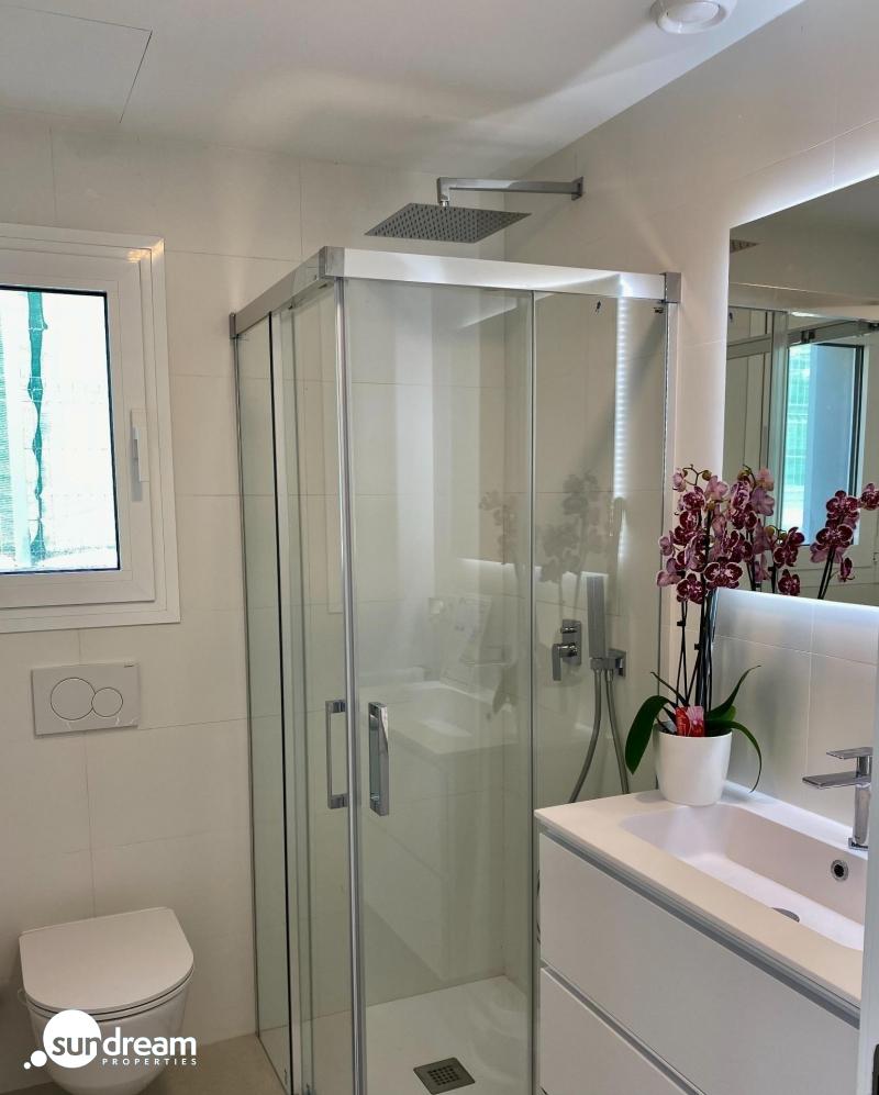 Villa moderna de 3 dormitorios con piscina privada en Finestrat