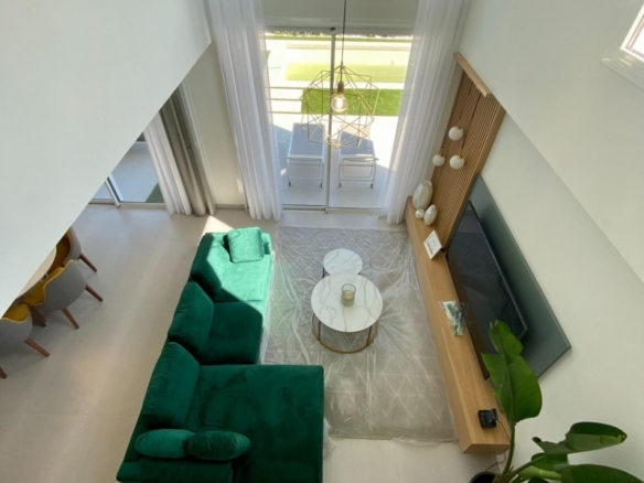 Villa moderna de 3 dormitorios con piscina privada en Finestrat