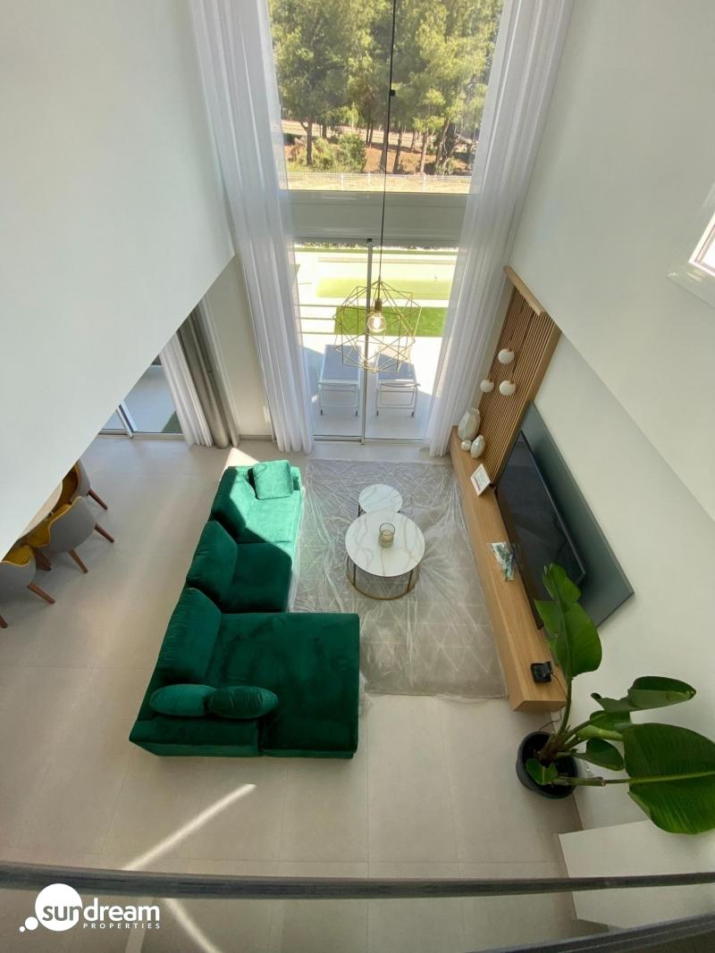 Villa moderna de 3 dormitorios con piscina privada en Finestrat