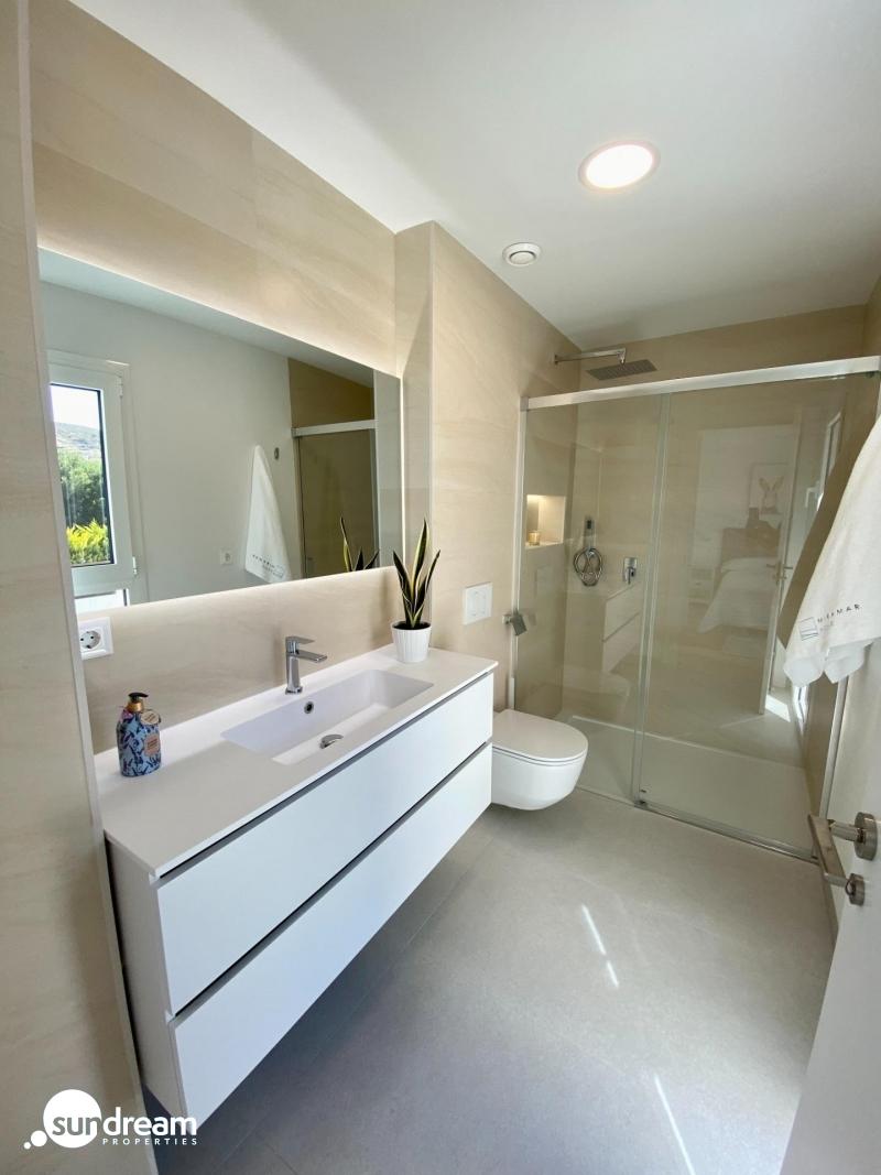Villa moderna de 3 dormitorios con piscina privada en Finestrat