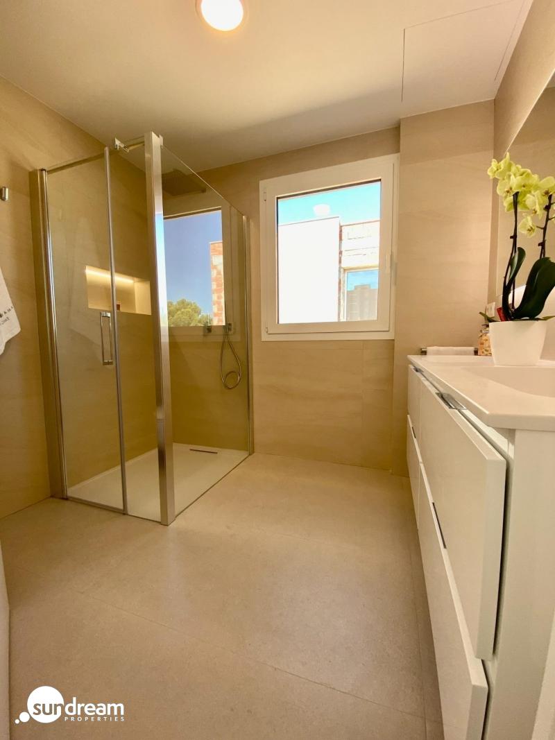 Villa moderna de 3 dormitorios con piscina privada en Finestrat