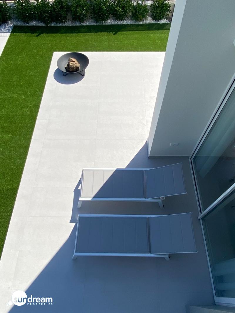 Villa moderna de 3 dormitorios con piscina privada en Finestrat