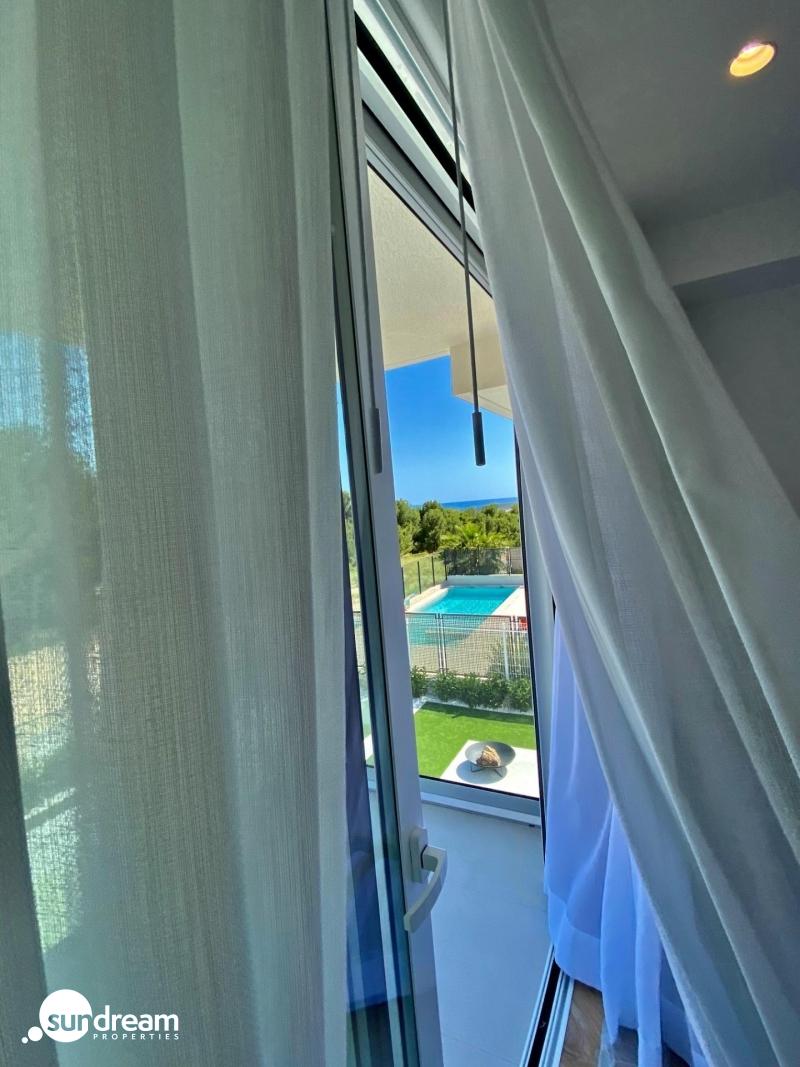 Villa moderna de 3 dormitorios con piscina privada en Finestrat