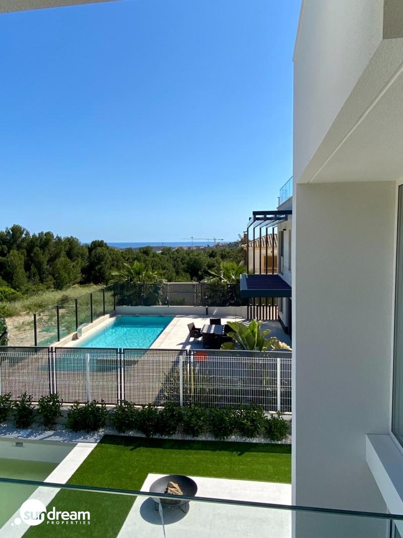 Villa moderna de 3 dormitorios con piscina privada en Finestrat