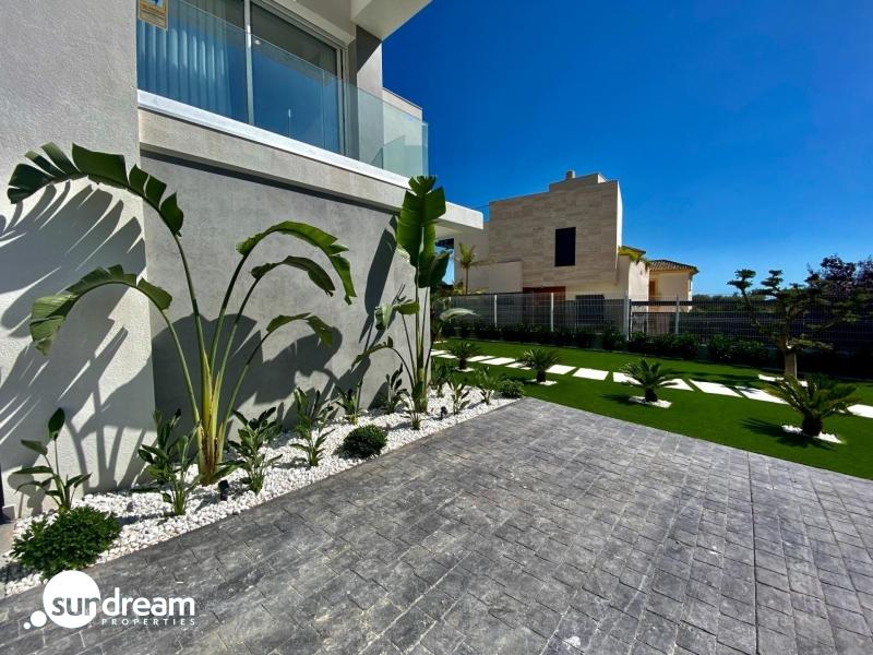 Villa moderna de 3 dormitorios con piscina privada en Finestrat