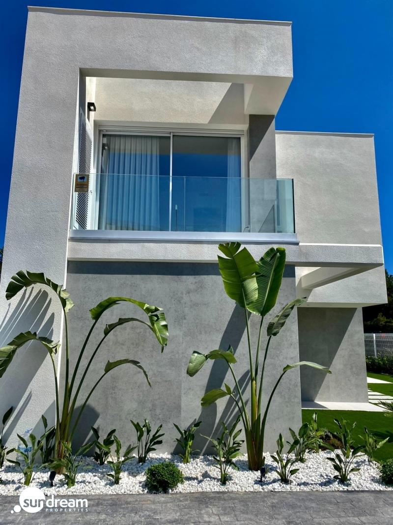 Villa moderna de 3 dormitorios con piscina privada en Finestrat