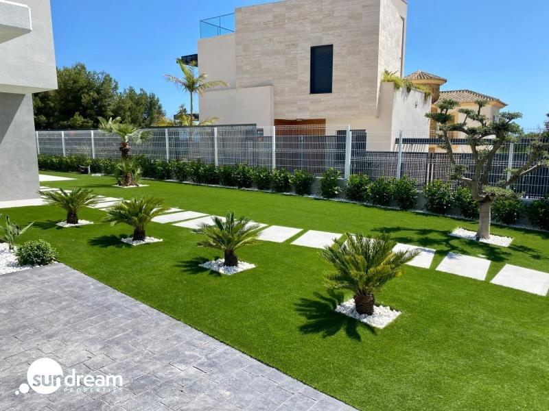 Villa moderna de 3 dormitorios con piscina privada en Finestrat