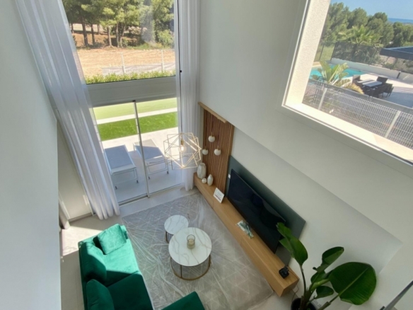 Villa moderna de 3 dormitorios con piscina privada en Finestrat