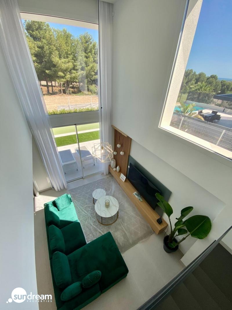 Villa moderna de 3 dormitorios con piscina privada en Finestrat
