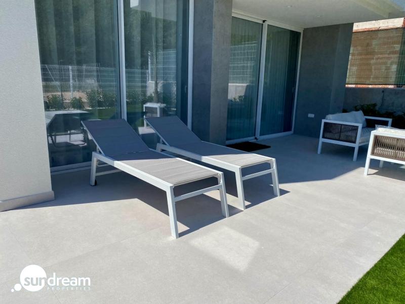 Villa moderna de 3 dormitorios con piscina privada en Finestrat