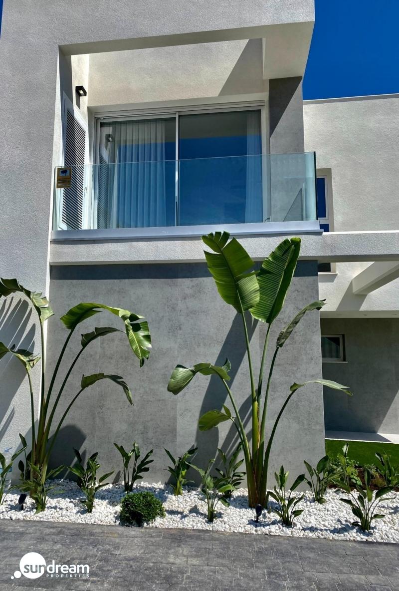 Villa moderna de 3 dormitorios con piscina privada en Finestrat
