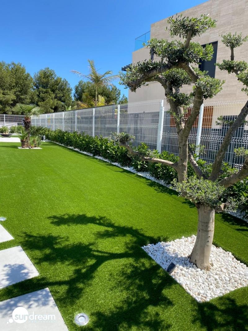 Villa moderna de 3 dormitorios con piscina privada en Finestrat