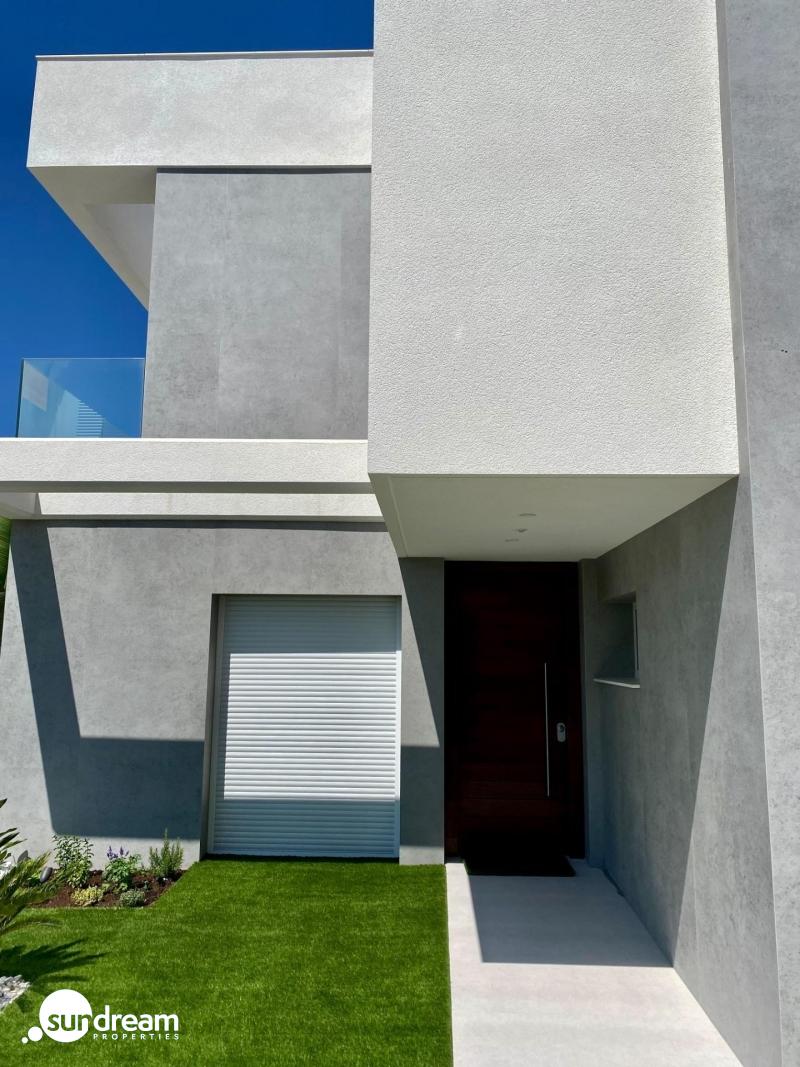Villa moderna de 3 dormitorios con piscina privada en Finestrat