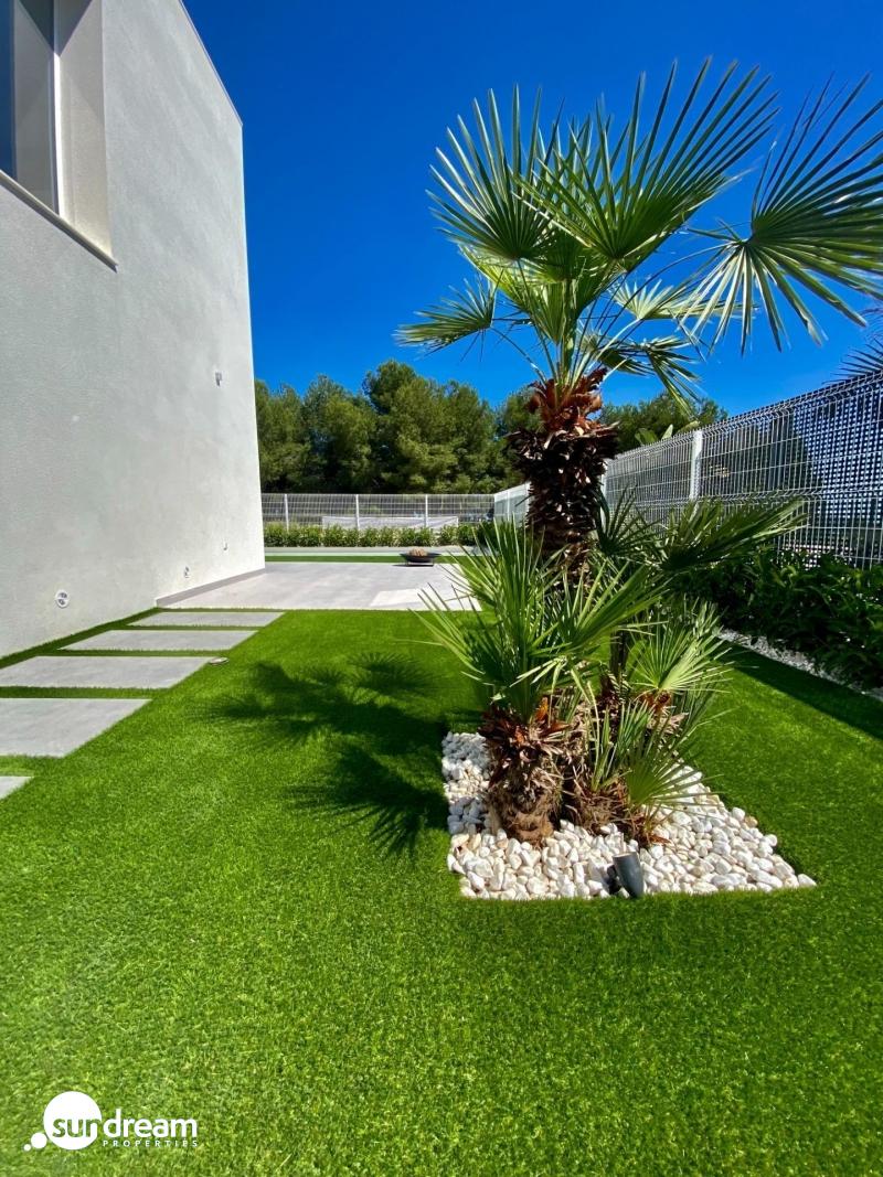 Villa moderna de 3 dormitorios con piscina privada en Finestrat