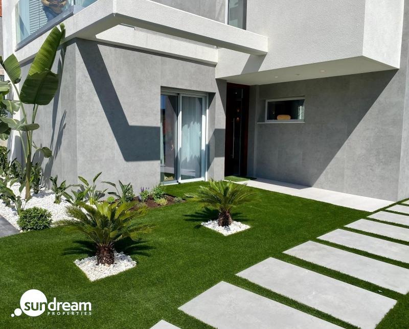 Villa moderna de 3 dormitorios con piscina privada en Finestrat
