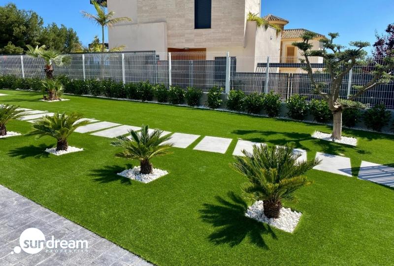 Villa moderna de 3 dormitorios con piscina privada en Finestrat