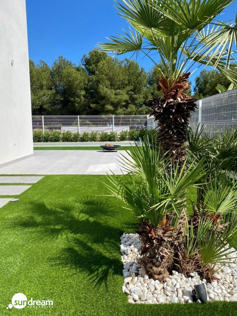 Villa moderna de 3 dormitorios con piscina privada en Finestrat