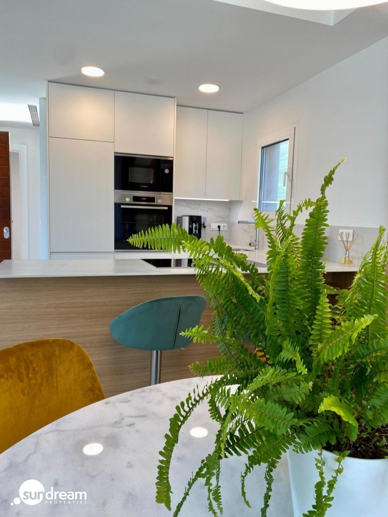 Villa moderna de 3 dormitorios con piscina privada en Finestrat