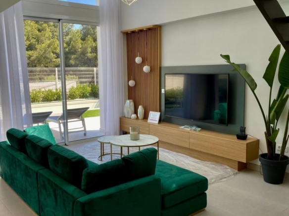 Villa moderna de 3 dormitorios con piscina privada en Finestrat