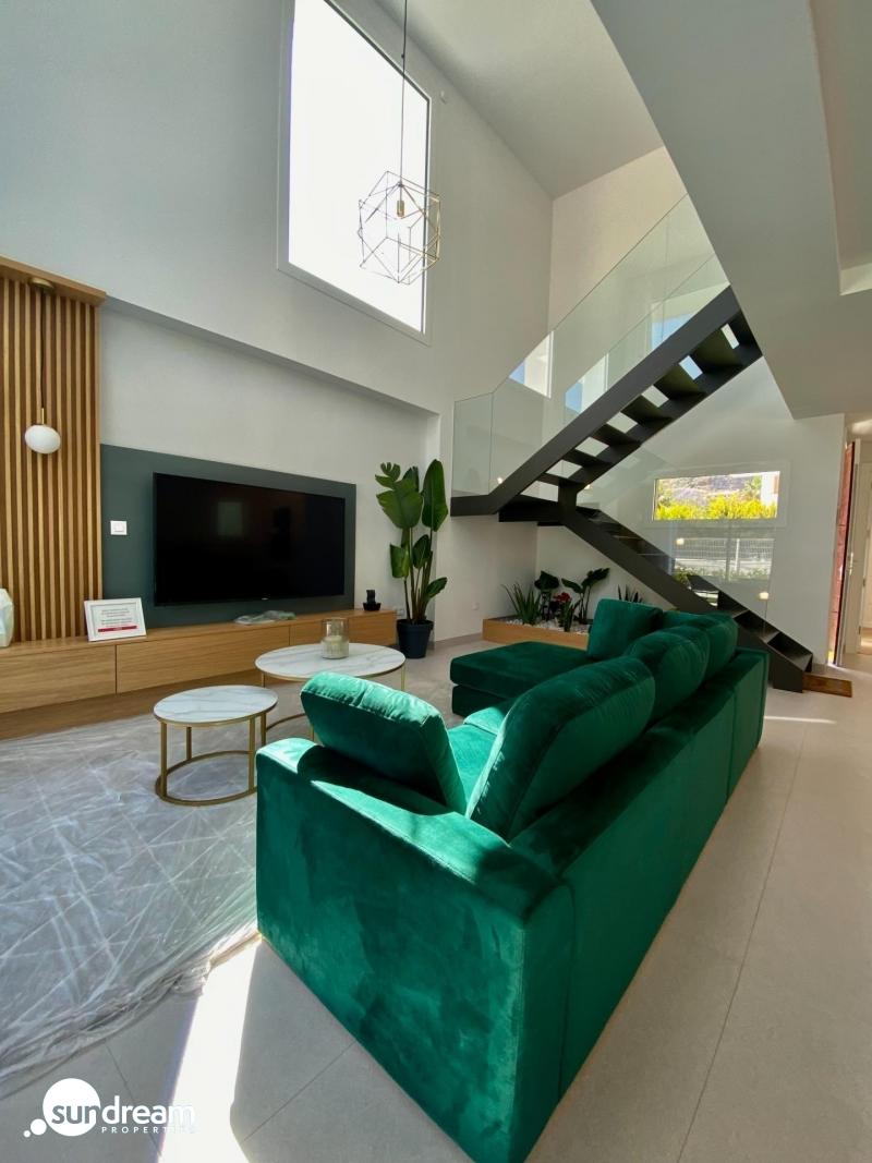 Villa moderna de 3 dormitorios con piscina privada en Finestrat
