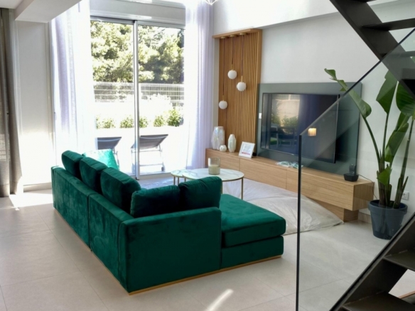 Villa moderna de 3 dormitorios con piscina privada en Finestrat