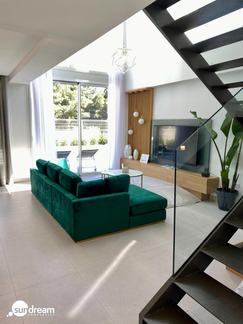 Villa moderna de 3 dormitorios con piscina privada en Finestrat