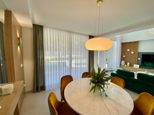 Villa moderna de 3 dormitorios con piscina privada en Finestrat