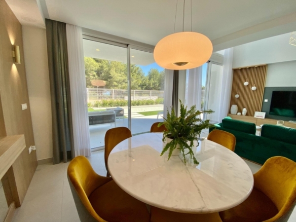 Villa moderna de 3 dormitorios con piscina privada en Finestrat