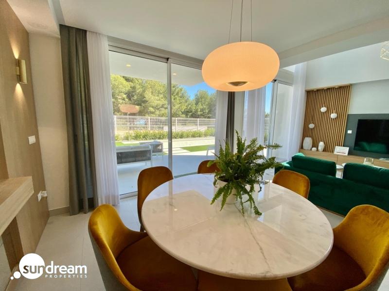 Villa moderna de 3 dormitorios con piscina privada en Finestrat