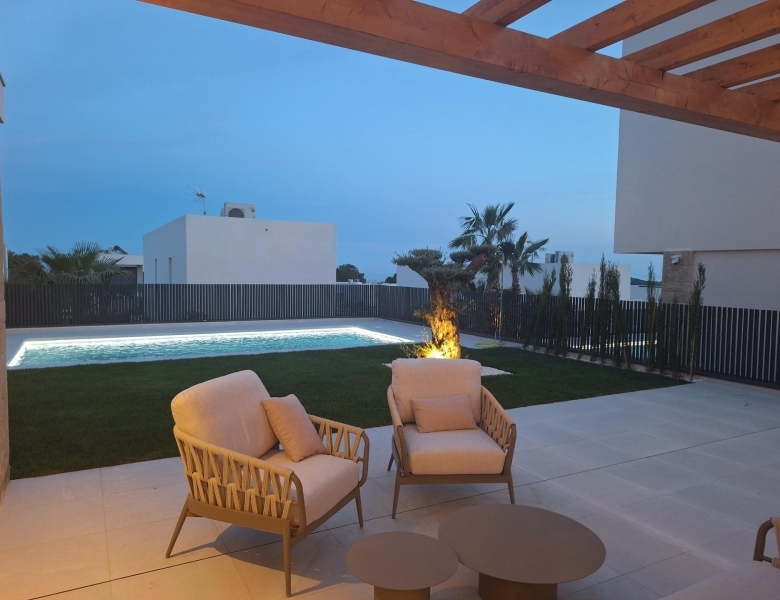 MAGNIFICA VILLA MODERNA DE NUEVA CONSTRUCCIÓN EN FINESTRAT.