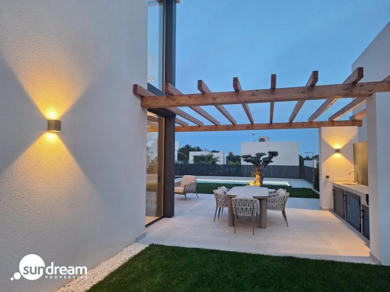 MAGNIFICA VILLA MODERNA DE NUEVA CONSTRUCCIÓN EN FINESTRAT.
