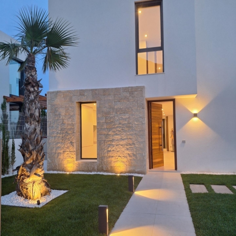 MAGNIFICA VILLA MODERNA DE NUEVA CONSTRUCCIÓN EN FINESTRAT.