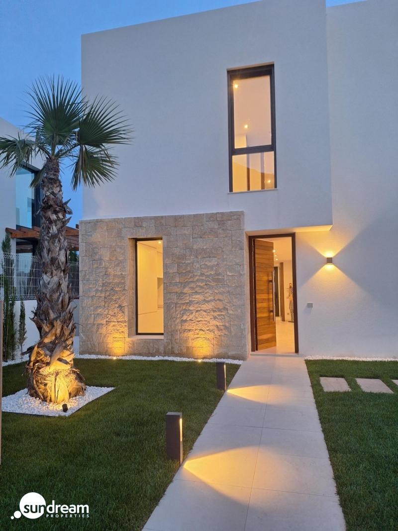 MAGNIFICA VILLA MODERNA DE NUEVA CONSTRUCCIÓN EN FINESTRAT.
